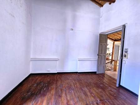 ARRIENDO OFICINA #8 ESQUINA DEL AGUILA SEGUNDO PISO 81407