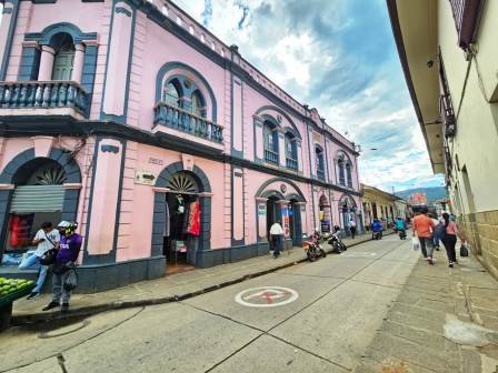 ARRIENDO OFICINA #8 ESQUINA DEL AGUILA SEGUNDO PISO 81407