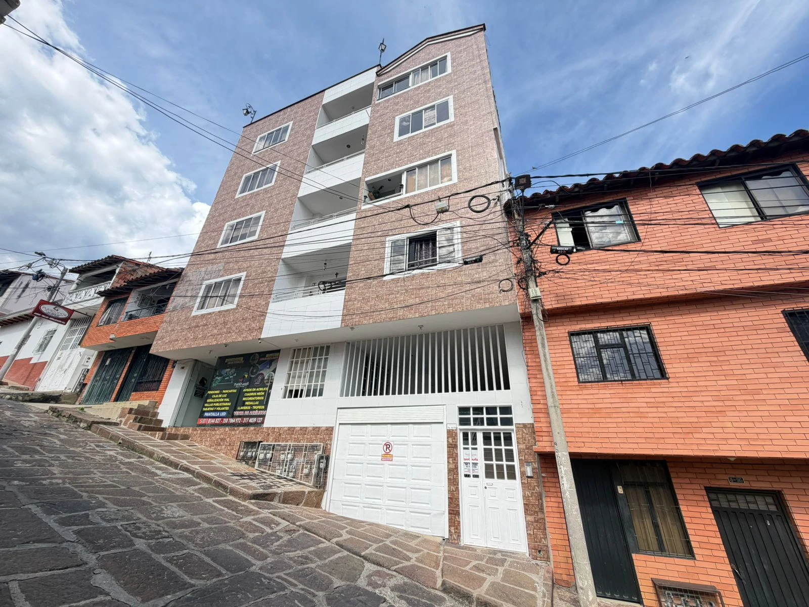 ARRIENDO APARTAESTUDIO MARIA AUXILIADORA  8891686