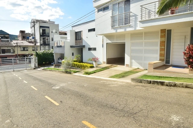 CASA EN ARRIENDO CONJ CERRADO  - C77