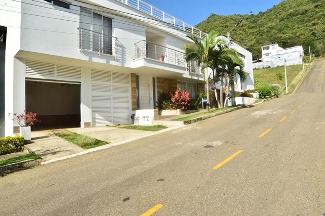 CASA EN ARRIENDO CONJ CERRADO  - C77