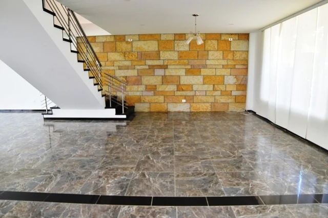 CASA EN ARRIENDO CONJ CERRADO  - C77