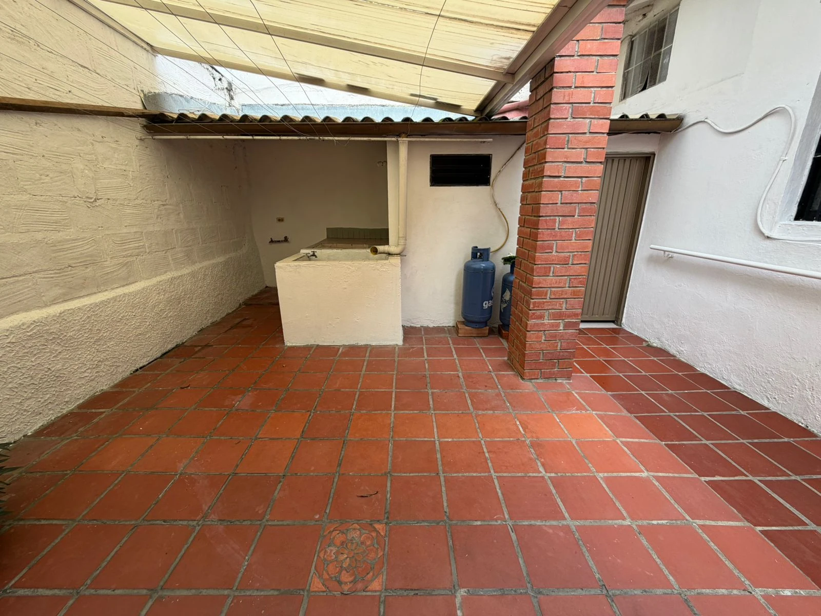 SE ARRIENDA CASA COMERCIAL  - 1020