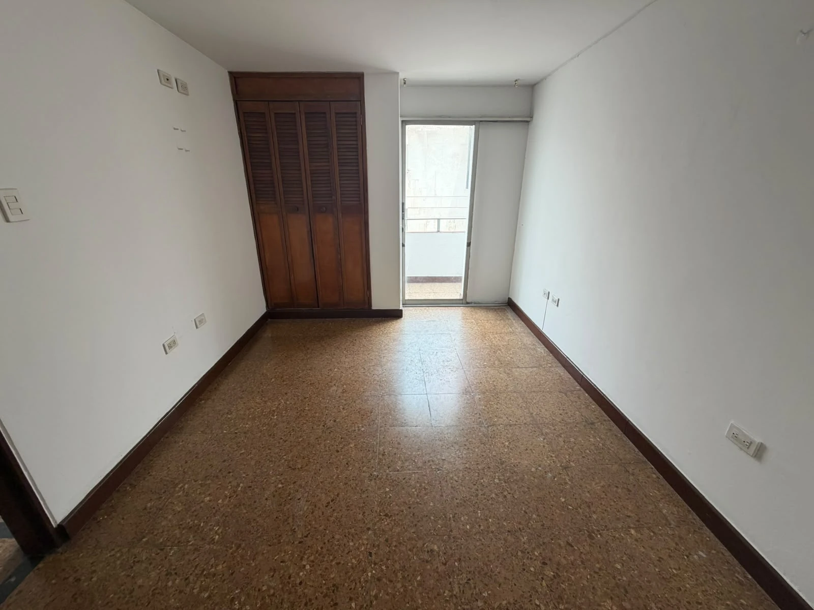 ARRIENDO APARTAMENTO EN EL CENTRO - 913